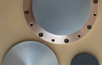 L’indio é il materiale preferito per il bondaggio dei target grazie alla sua superiore conducibilità termica e all’efficienza nel dissipare il calore dal target. Alcune applicazioni possono richiedere opzioni alternative, come l’incollaggio con elastomeri o l’utilizzo di diversi materiali di supporto. Siamo in grado di produrre backing plate customizzati sulla base dei vostri disegni tecnici.